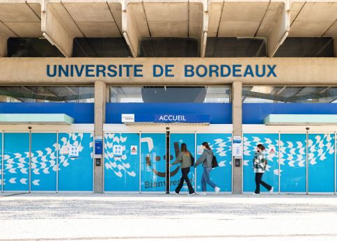 Photo Student Life Centre information desk centralizes a lot of information and directs you to the various university departments © Gautier Dufau
