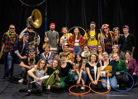 Photo Cirque et fanfare lors du festival des Moissons d'avril © Université de Bordeaux
