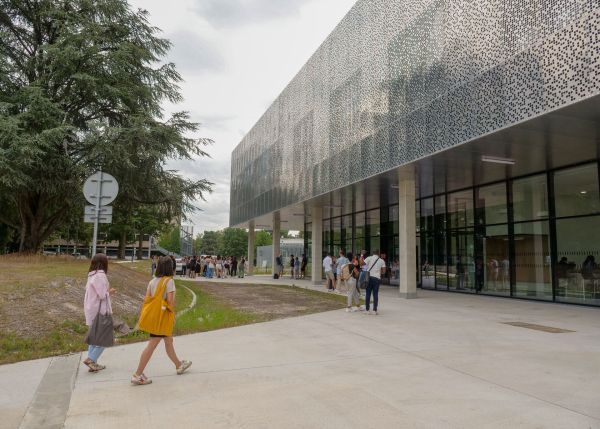 Photo : Pour Fannie Fajolles, architecte en charge du projet, « la BU devient aujourd'hui la figure de proue d'un campus accessible et arboré. » © université de Bordeaux
