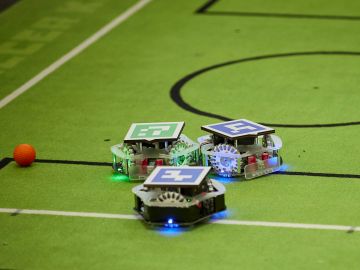 Photo : Les robots omnidirectionnels RSK, un projet éducatif open source de Rhoban © Grégoire Passault