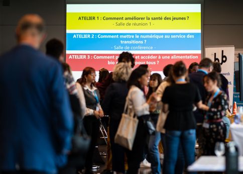 Photo Promoting exchanges © Gautier Dufau