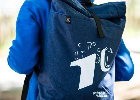 Photo Sac à dos en polyester recyclé - Dimensions : 48 x 32 x 14,5 cm - Grand compartiment principal et compartiment matelassé pour Ordinateur - Litrage : 22 L - Couleur bleu marine - Fabriqué en Europe - PU TTC : 54,00 €