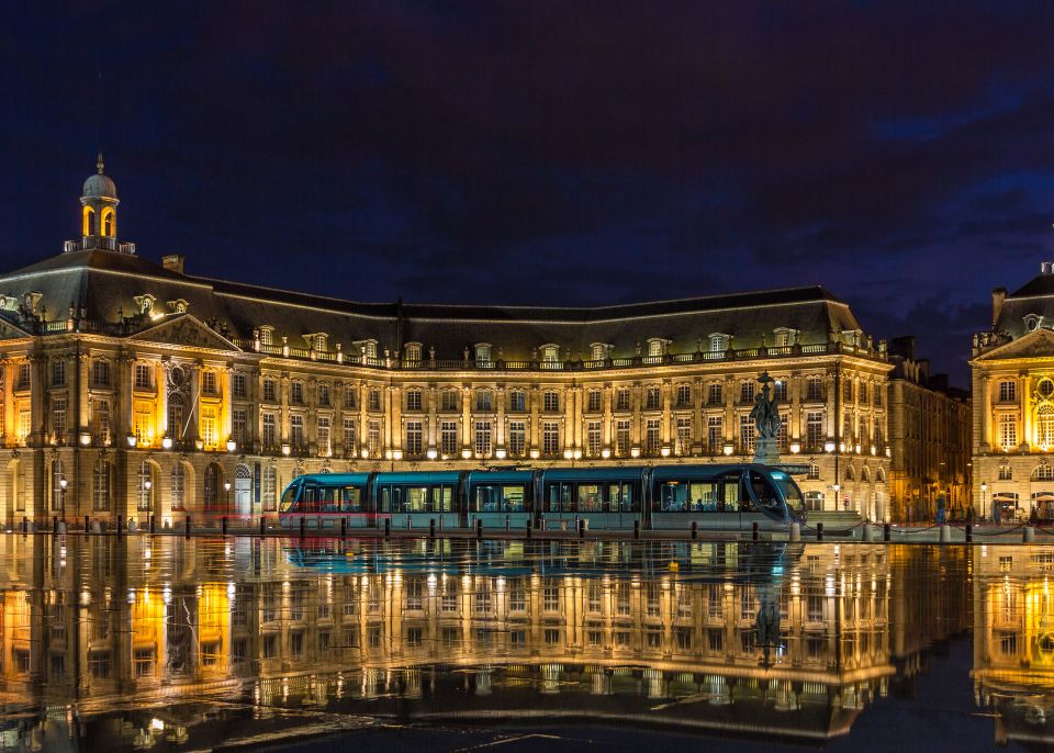 Lieu emblématique de Bordeaux : la Place de la Bourse et son miroir d'eau © Leonid Andronov, Adobe-Stock