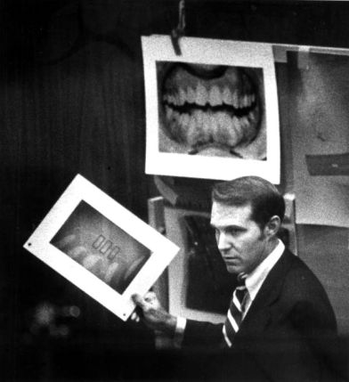 Photo : Le Dr Richard Souviron présente des preuves dentaires au procès de Ted Bundy pour les meurtres de Chi Omega © Mark T. Foley / Associated Press


