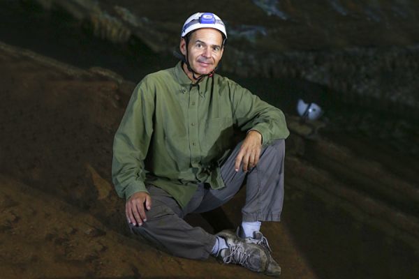Photo : João Zilhão, ici dans la grotte d'Ardales en Espagne, a contribué à plus de 45 années de recherche en préhistoire © Alexa Vachon 