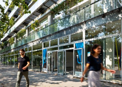 Photo À deux pas du centre ville de Bordeaux, le campus Bastide bénéficie d'un cadre idéal avec de nombreuses infrastructures modernes © Arthur Pequin