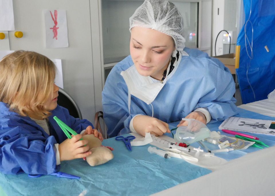Every year, the medical student association 'Asso des Carabins' makes medical care for toddlers at the 'teddy bear hospital' less dramatic © University of Bordeaux