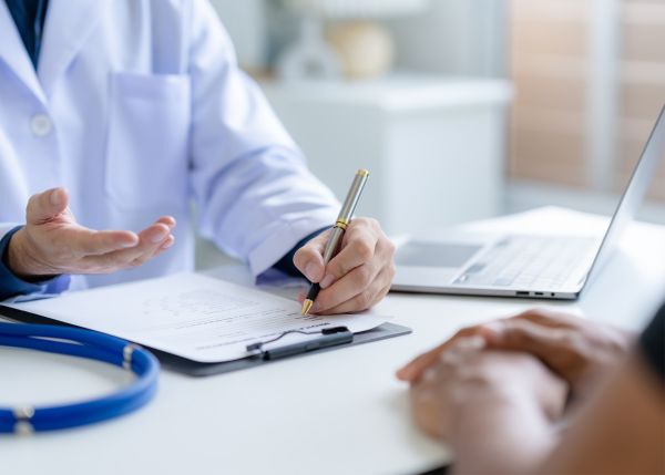 Photo : Des entretiens médicaux réguliers sont prévus dans le dispositif de l'étude. © Adobe Stock / amnaj 
