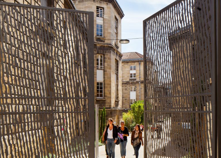 Photo : The Leyteire courtyard on Victoire campus © Arthur Pequin