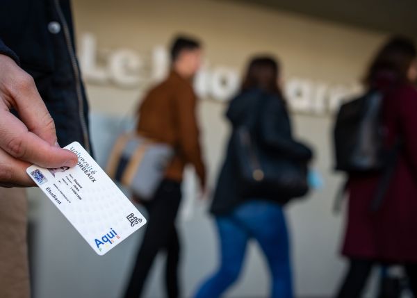 Photo : The secure, electronic student card provides an electronic payment service and access to university buildings © Gautier Dufau