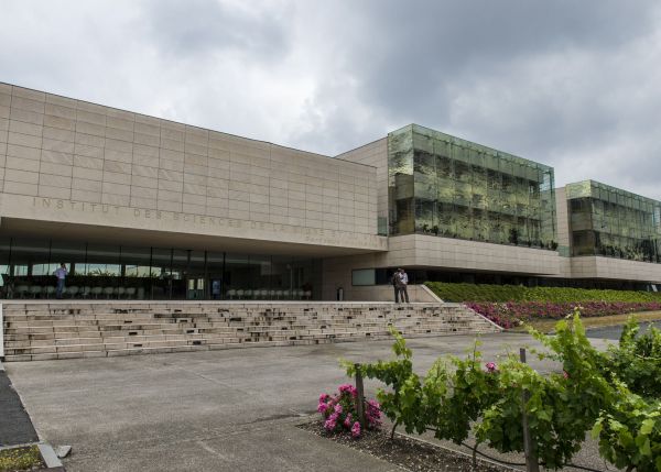 Photo : Un bâtiment de plus de 10.000 m² édifié sur le site de l'Inrae à Villenave d'Ornon accueille une partie des équipes de recherche et plus de 600 étudiants de l'institut des sciences de la vigne et du vin (ISVV) © Gautier Dufau