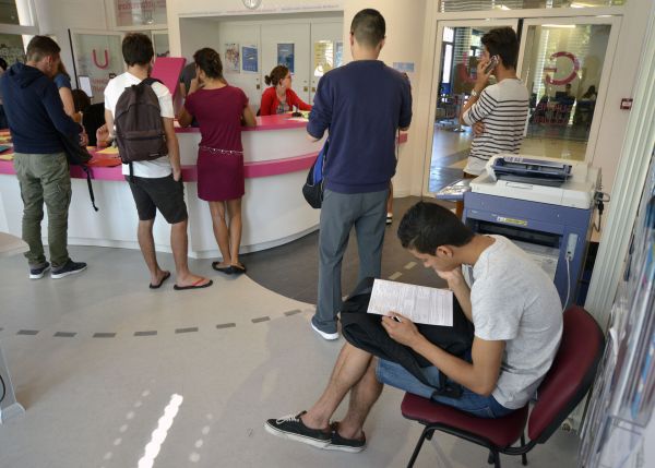 Photo : The campus helpdesks can advise you about aid available to students © University of Bordeaux