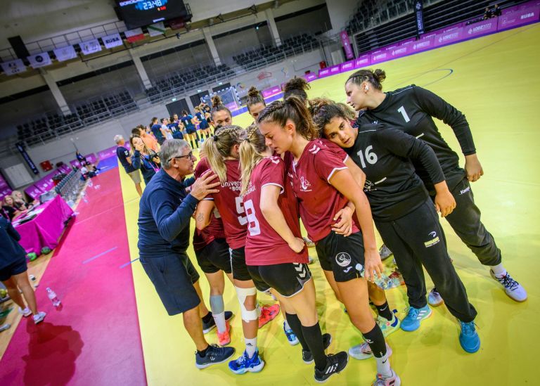 L'équipe féminine de handball de l'ASU Bordeaux, championnes de france universitaires et médaille de bronze aux championnats d'europe universitaires en 2022. © Eusa games