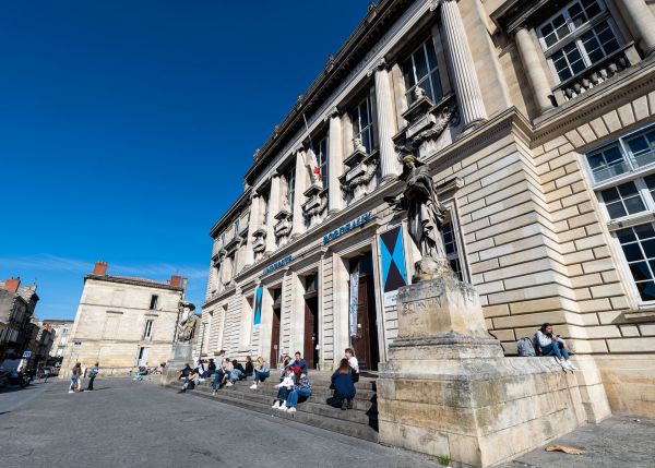 Photo : La Nature (Louis-Ernest Barrias) se dévoilant devant La Science (Pierre-Jules Cavelier),  parvis du campus Victoire © Gautier Dufau