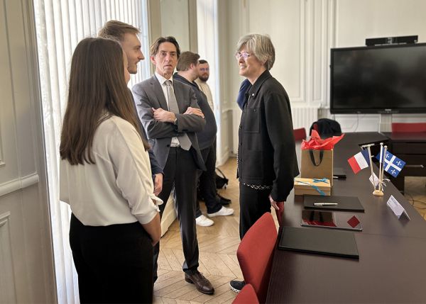 Photo : Université Laval Rector Sophie D'Amours (on the right), and her Bordeaux counterpart Dean Lewis (in the centre) signed a Charter for the welcome and inclusion of disabled students in international mobility programmes © Université Laval
