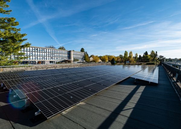 Photo : Plus de 8 000 m² de panneaux photovoltaïques sont installés à l'université de Bordeaux. © Gautier Dufau