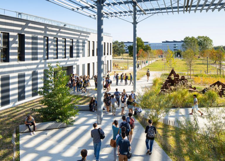 Photo : Building B18 courtyard on the Bordes campus © Arthur Pequin