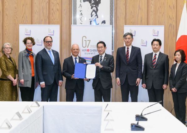 Photo : U7+ Alliance members presenting the U7+ Tokyo Statement on Universities as Engines of Innovation for Peace and Security to Japan's Prime Minister © Office of Communications and Public Relations, Keio University.