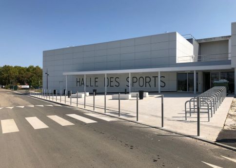 Photo Récemment rénovée, la halle des sports, accueille de nombreuses activités sportives  tennis de table, badminton, basket-ball, tir à l’arc, escalade...  Campus Monadey © université de Bordeaux 