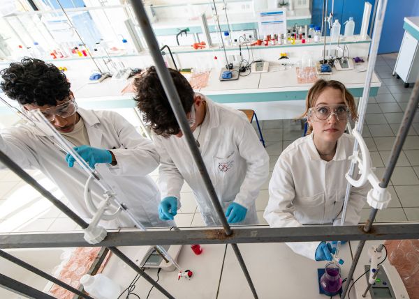 Photo : The RESET project aims to place gender equality and diversity at the heart of scientific and academic policy-making - Périgord campus laboratory © Gautier Dufau