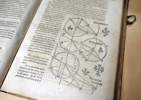 Photo Traité d’astronomie de Tycho Brahe (Danemark - 1609) © université de Bordeaux
Reliure de type médiéval en parchemin. Une tentative d’explication des mouvements de la lune
