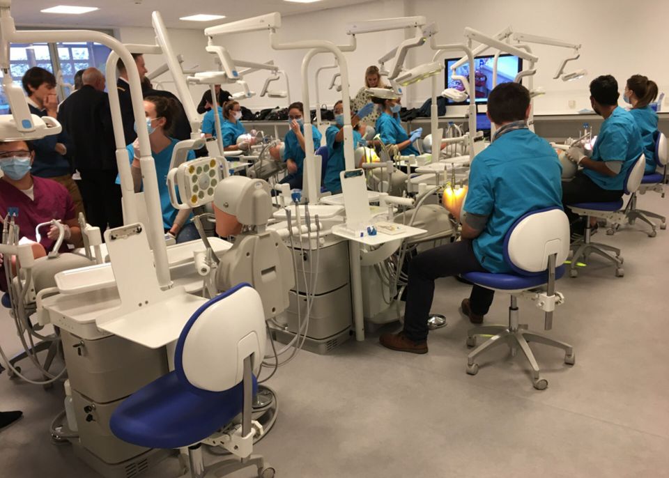 La construction d'un bâtiment dédié à la faculté d'Odontologie a permis à la fois de rassembler les formations en santé sur le site de Carreire et de moderniser les salles de formation  © université de Bordeaux