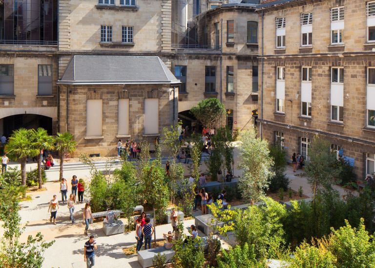 Photo : The Leyteire courtyard on Victoire campus © Arthur Pequin 