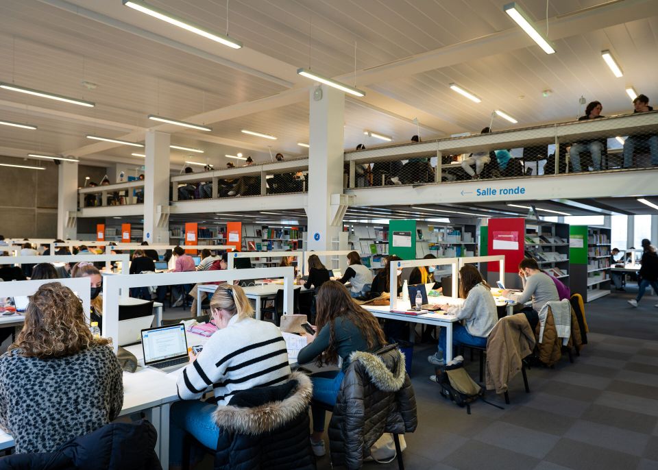 Bibliothèque universitaire « Josy Reiffers » des Sciences du vivant et de la santé © Gautier Dufau