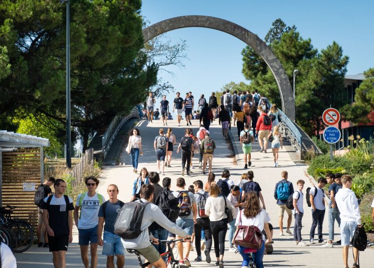 Photo : The Peixotto campus arch: a pedestrian-only entrance © Arthur Pequin