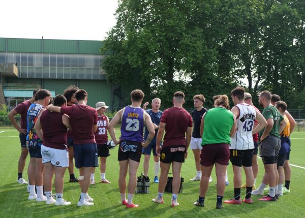 Photo : L'équipe masculine autour de son coach, lors d'un regroupement les 28 et 29 juin © Université de Bordeaux