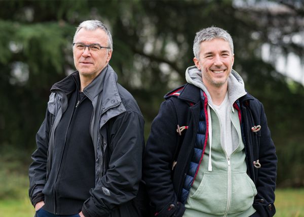 Photo : Frédéric Revers et Bastien Castagneyrol sont chercheurs au sein de l’unité Biodiversité Gènes et Communautés © Gautier Dufau