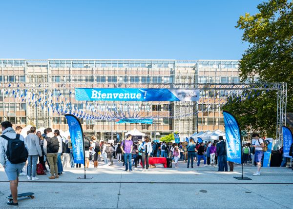 Photo : Sur tous les campus en septembre, la série de journées festives 'Fête! la rentrée' propose aux étudiants, en particulier nouveaux, de découvrir les services de la vie universitaire et les associations, et aussi de s'approprier leur nouveau lieu de vie et d'études © Gautier Dufau