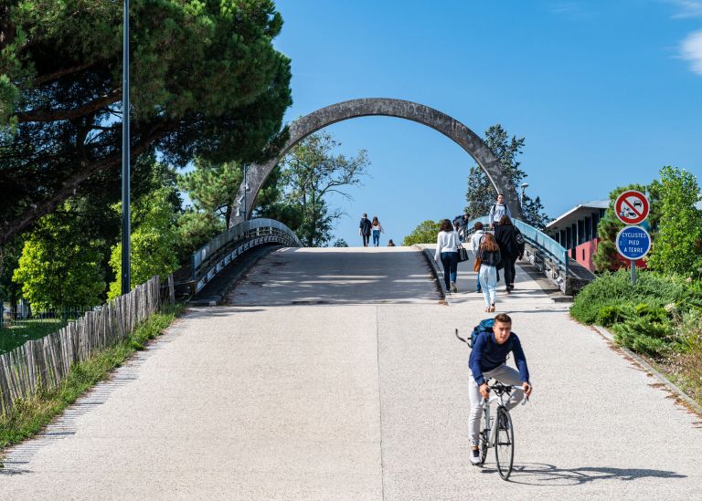 Photo : L'arche piétonne (et cycliste) relie le campus Peixotto et Bordes © Gautier-Dufau