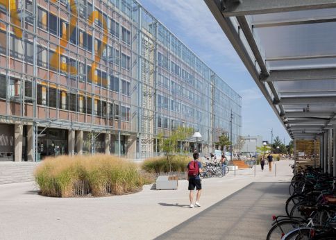Photo Le bâtiment A22 est équipé de façades bioclimatiques : une isolation par l’extérieur afin d’améliorer la performance énergétique - campus Peixotto © CPU