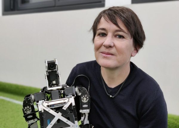 Photo : Céline Dobigeon avec un robot de Rhoban