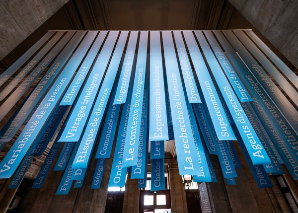 Photo : Une œuvre de Franck Tallon mettant en valeur des mots prélevés dans les titres de thèses soutenues ces dix dernières années à l'université de Bordeaux © Gautier Dufau