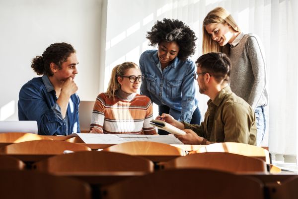 Photo : Le programme CARE permet d’apporter aux étudiants de l’université de Bordeaux un accompagnement à chaque étape de leur parcours d’orientation et d’insertion professionnelle. © AdobeStock