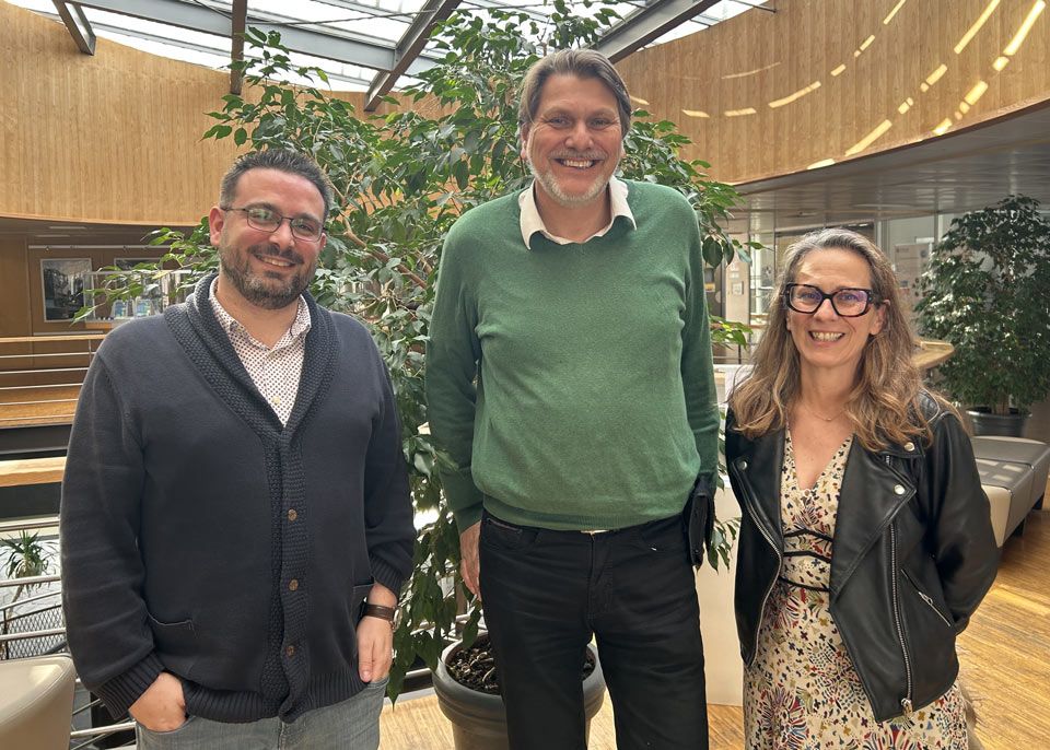 Anthony Maho, professeur junior de chimie, Guido Sonnemann, professeur de chimie durable et coordinateur général du master AMIR, et Angéline Poulon, maîtresse de conférence en chimie © université de Bordeaux