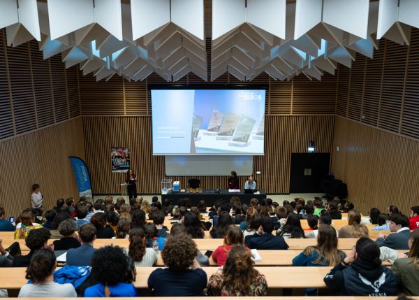 Photo : Amphi Asselain - bâtiment H © Gautier Dufau
