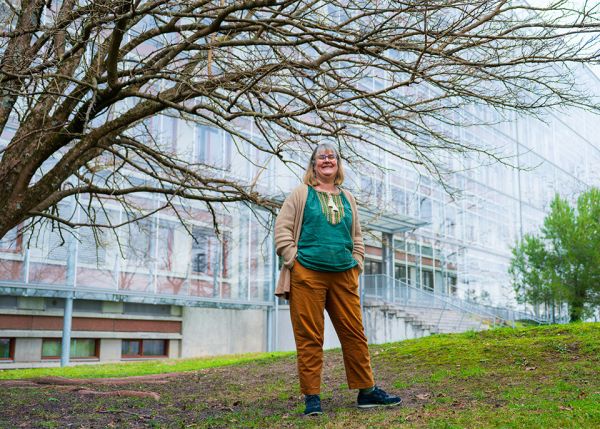 Photo : Annabel Porté devant le laboratoire Biodiversité, gènes et communautés (Biogeco - INRAE, université de Bordeaux), à Pessac © Gautier Dufau