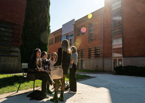Photo : Avec le financement du BPE 2024, des arbustes fruitiers seront bientôt plantés pour végétaliser les campus et favoriser la biodiversité. © Gautier Dufau