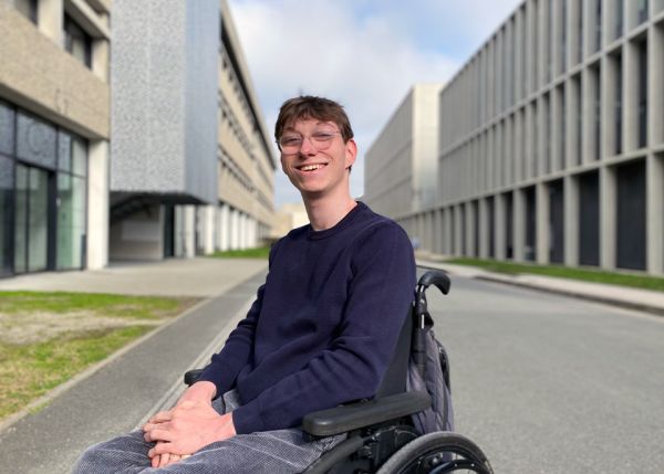 Photo : Axel Ozon sur le campus Montesquieu à Pessac © université de Bordeaux