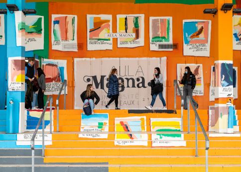 Photo Amphithéâtre « Aula Magna » (du latin Grand Hall). Fresque réalisée par l'artiste Paul Peinture - campus Montesquieu © Gautier Dufau