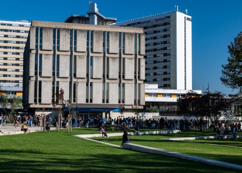 Photo The university has green spaces, which you can enjoy in summer for a picnic break - Carreire campus © Gautier Dufau