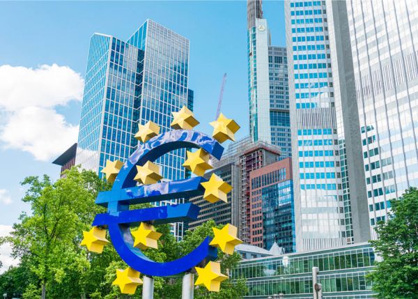 Photo : Le siège de la Banque centrale européenne (BCE) à Francfort qui envisage la création d'un crypto-euro © ilolab / adobestock.com