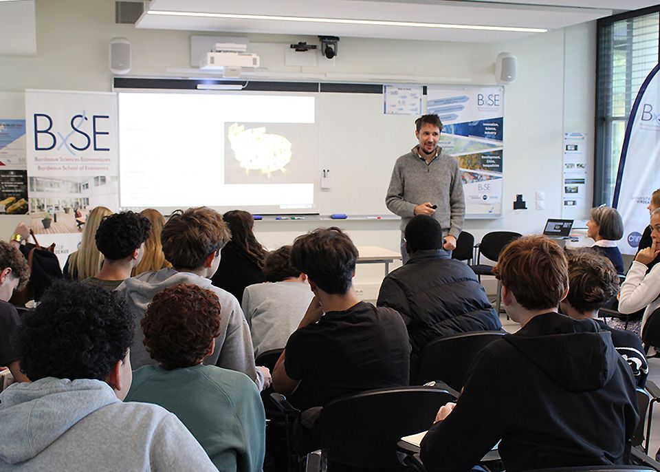 Quentin Stoefller, enseignant-chercheur à BSE, brise la glace avec les lycéens et lycéennes © université de Bordeaux