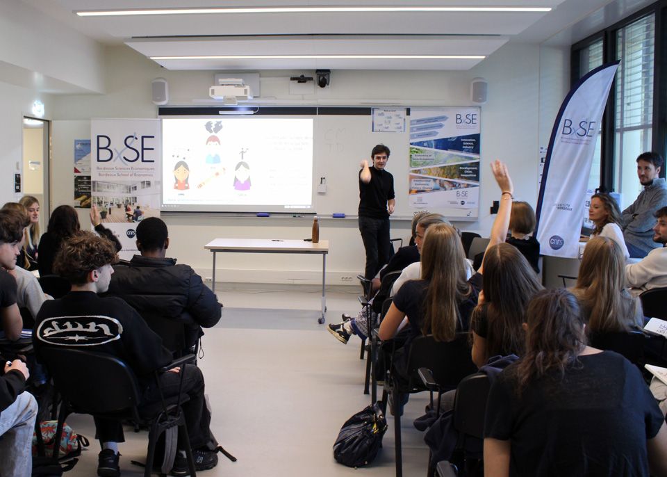 La discussion s'anime suite aux interventions des doctorants © université de Bordeaux
