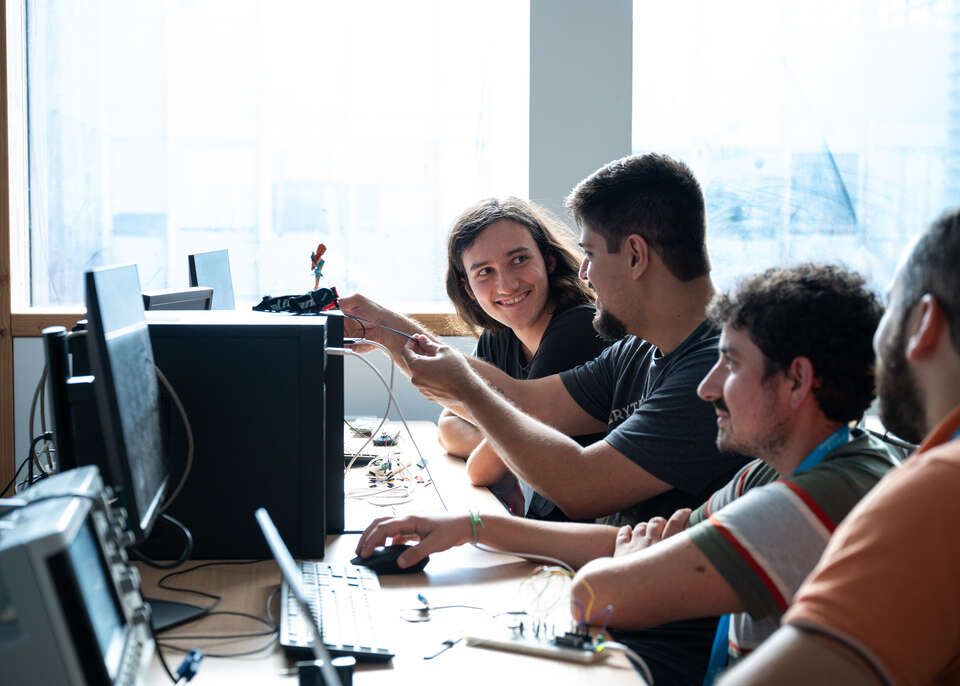 Étudiants travaillant sur un projet technologique sur le campus