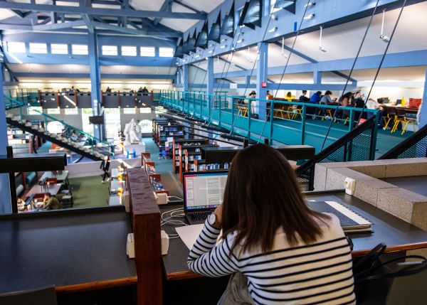 Photo : La bibliothèque universitaire du campus du Pin à Agen © Gautier Dufau