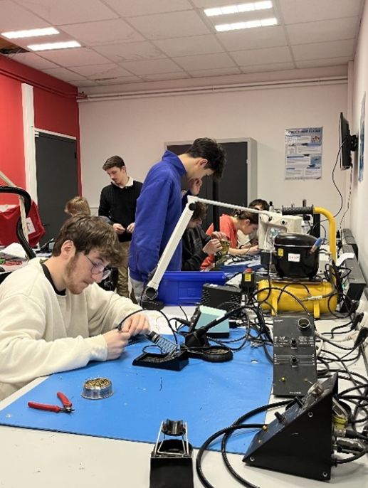 Learning electrical engineering through hands-on practice ©AS